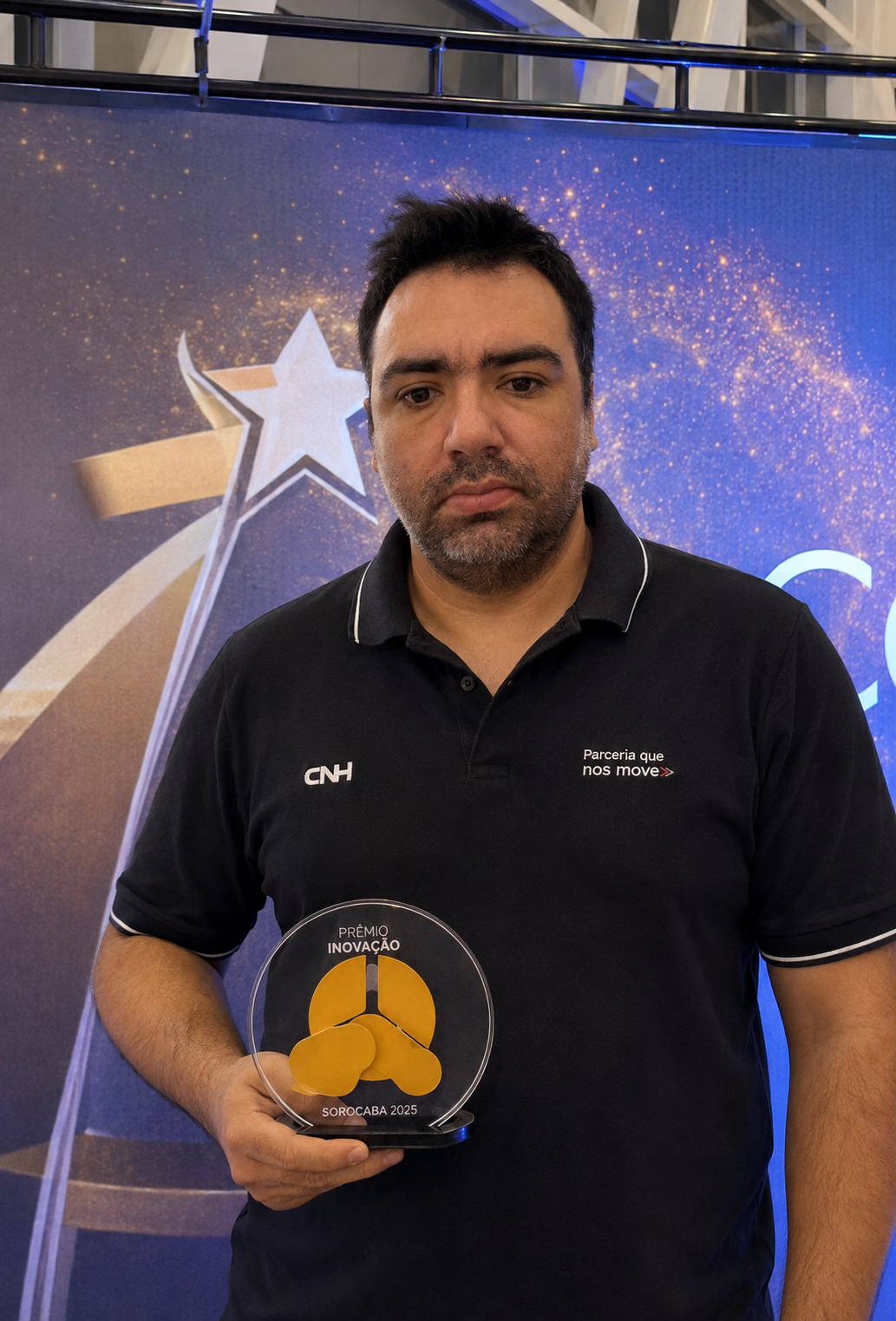 Romario Fonseca holding the Convenção Kaizen Sorocaba 2025 trophy at CNH Industrial